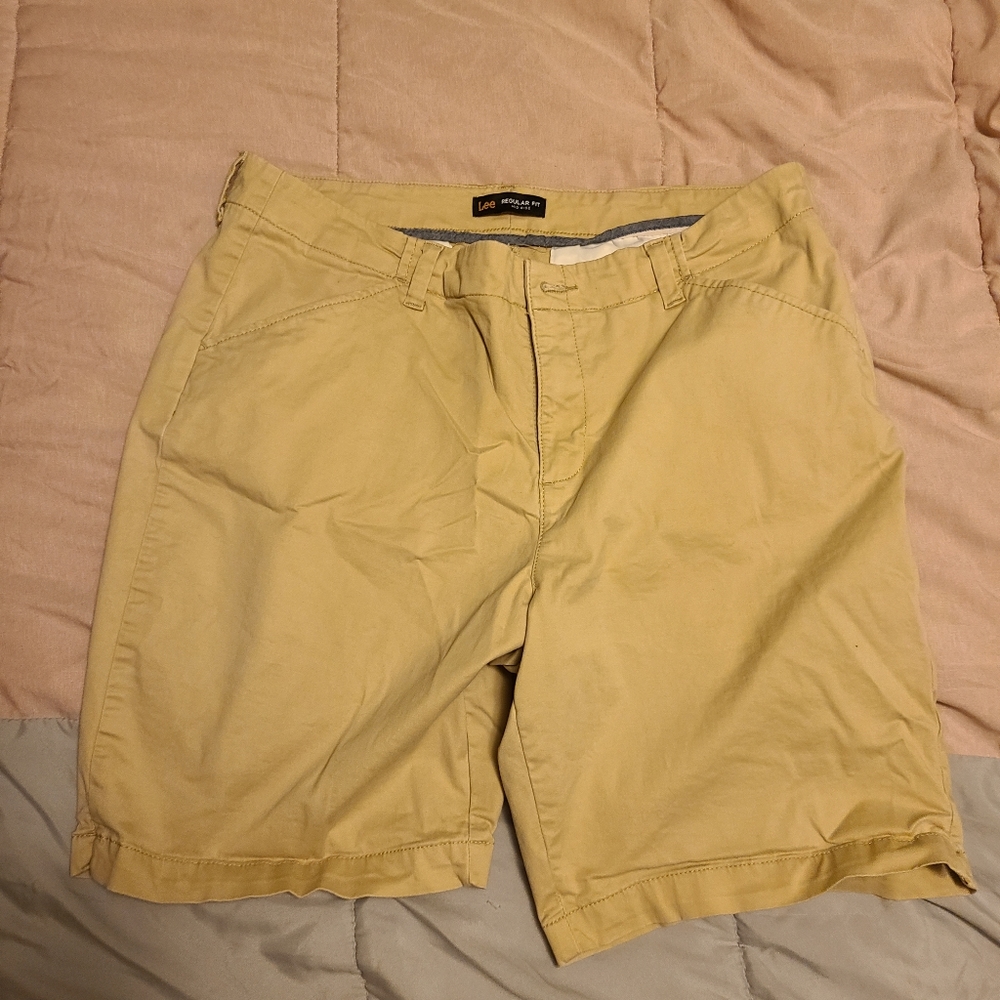 Regular fit midrise khaki shorts